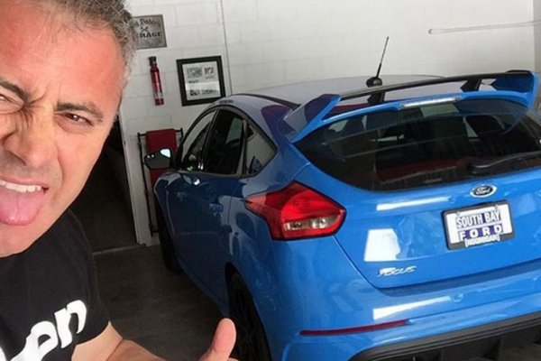 В едно свое интервю преди известно време ЛеБланк всъщност спомена Ford Focus е спечелил сърцето му. Тогава актьорът тества колата с 350 коня под капака и ззмижване на четирите колела, след което, изненадващо за мнозина, заяви, че тя ще бъде следващата му покупка.

"Звучи забавно, нали", каза Мат и го направи. Сега това е автомобилът, който актьорът обича да кара, когато иска да бъде инкогнито. Поне в началото номерът му минаваше, но вече всички знаят, че той притежава яркосин Focus RS.
