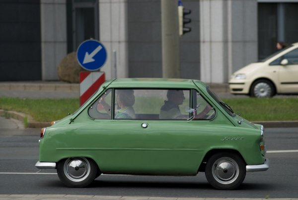 Zunndapp е производител на мотоциклети от Нюрнберг, който при един сериозен спад на основния си пазар решава да си пробва силите с автомобил. Крайният резултат е базиран върху прототип на Dornier и се задвижва от 0.25-литров мотор с 14 коня. Колата теоретично развива 80 км/ч, но малцина са имали търпението да го дочакат. Впрочем слабото ускорение е истинска мярка за безопасност, като се има предвид колко неадекватни са спирачките. Интересно решение е и задната седалка да бъде обърната назад, така че седящите да гледат с ужас как по-големите машини ги доближават застрашително. 
Неслучайно във втора серия на анимацията Cars единият от главните злодеи беше професор Цундап. 
