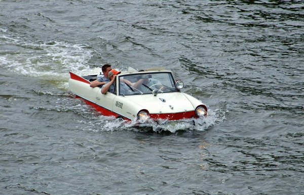 Така става, когато някой намери пачка прашасали чертежи от войната. Произведената от групата Кванд Amphicar е дело на изобретателя Ханс Трипел, но по същество е цивилна версия на подготвяния от нацистите Schwimmwagen. Концепцията не е лоша: колата е приемливо пъргава на суша, и се държи доста добре на вода, с максимална плавателна скорост от 12 км/ч. Само в изпълнението има една мъничка пролука: колата не е съвсем водоустойчива и се налага да й се монтира специална помпа за изкарване на проникналата вода. Останалите компоненти са доста качествени и всъщност повечето произведени машини работят и до ден-днешен. 
