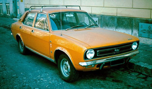Още един безценен принос на British Leyland към залата на славата на трошките. Morris Marina трябва да се бори с бестселъра Ford Cortina, но технологията му е антична, заета от стария Morris Minor от 1948. А задното окачване, както настояваше Джеръми Кларксън, е директно пренесено от средновековна каруца (ако помните, Top Gear доста обичаха да унищожават Marina, хвърляйки върху тях пиано). Има само една причина тази кола да не е единодушно избрана за най-лошия продукт на британската индустрия в историята, и тази причина следва в нашия списък. 
