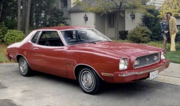 И децата знаят, че Ford Mustang е автомобилна икона. Но това в никакъв случай не се отнася за злополучното второ поколение, разработено в разгара на Арабската петролна криза и всъщност базирано върху пролетарския Ford Pinto. От една страна, тази кола никак не съответства на репутацията, създадена от първото поколение. От друга, има същия малък дефект като Pinto, който я кара да избухва в пламъци дори при умерено лек удар отзад. Впрочем още се пази една докладна от инженерите във Ford, които предвиждат проблема, но счетоводителите пресмятат, че цената за коригирането му преди производство, 121 милиона долара, ще е доста по-висока от потенциалните съдебни обезщетения за жертвите, оценявани на 50 милиона. 
