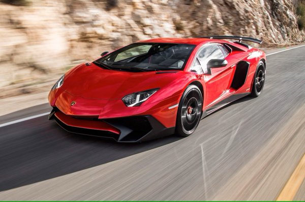 Aventador LP750-4 SV е това, което се случва, когато Lamborghini вземе "бързо" и го набере до лудост. SV, съкратено от Superveloce (супербърз), използва същия ревящ V12 като редкия Veneno - един от най-ексклузивните модели на марката в историята. Тук обаче той е настроен да извлича 740 к.с. при крещящите 8400 об/мин.

Моделът обиколи "Нюрбургринг" за по-малко от 7 минути - време, за което повечето автомобили само мечтаят. Lamborghini промени всичко - от газоразпределението на клапаните до ауспуха, за да се уверят, че моделът не просто се представя добре, а доминира. Ускорението до 100 км/ч отнема само 2,8 сек и не спира докато не достигне 354 км/ч. Това е кола за тези, които искат скорост, стил и малко лудост в едно.
