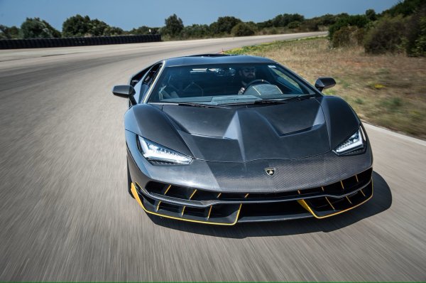 Centenario е картичката за рождения ден на Lamborghini на нейния основател Феручо Ламборгини, която празнува 100 години от неговото наследство. Базиран на Aventador SV, моделът увеличава нещата със 759 к.с. и червената линия, повишена до крещящите 8600 об/мин. Той е също толкова бърз, колкото SV, ускорявайки до 100 км/ч за 2,8 секунди и развивайки 350 км/ч.
