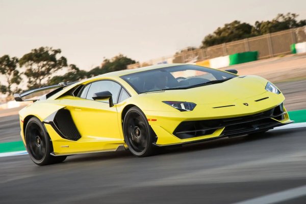 Моделът е израз на всичко, което Lamborghini представлява. Под капака има атмосферен 6,5-литров V12, развиващ 759 к.с. нищо друго освен суров инженеринг. Без турбодвигатели. Чиста мощност. Ръчно изработен в централата в Сант'Агата Болонезе, а не е заимстван от корпоративен братовчед. Титаниевите всмукателни клапани, преработените всмукателна система и ауспух му придават собствена индивидуалност и саундтрак, който може да разтърси планини.

Името SVJ има корени в Miura Jota, единственото по рода си творение от 1970 година, създадено от тест пилота на италианската марка Боб Уолъс. Aventador SVJ може да ускори от място до 100 км/ч за 2,8 сек и да развие максимална скорост от 350 км/ч.
