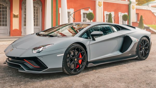 Това е Aventador Ultimae е краят на една ера. Последното Lamborghini с легендарния атмосферен V12, недокоснат от турбо или хибридни технологии. Заимстван е от дивия SVJ и развива допълнителни 10 к.с. Достига върха си при крещящите 8500 об/мин. Не е само числа, а звукът, реакцията и бързината, докато наближава червената линия.

Ultimae ускорява до 100 км/ч за 2,8 секунди, с максимална скорост от 356 км/ч. Може да не съответства на ускорението на хиперавтомобил, но е подходящо сбогуване с големия, харизматичен V12 на Lamborghini - чист и нефилтриран шедьовър. 
