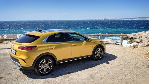 Още едно доказателство за неудържимия възход на кросоувърите. Xceed е по същество повдигната версия на Ceed, и няколкото сантиметра по-висока позиция на седене са достатъчни да изпревари хечбека - въпреки видимата разлика в цената. 
