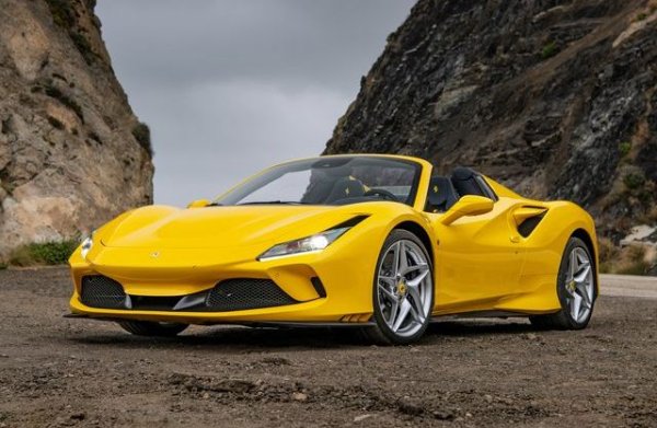 Няколко по-луксозни автомобила правят впечатление в списъка с регистрациите за януари 2022. Сред тях са eдно Ferrari F8 Spider, два автомобила Bentley Flying Spur V8, eдно електрическо Porsche Taycan 4S, и един Mercedes AMG GT 53 4Matic. Любопитно е също, че регистрираните нови Porsche 911 са седем - повече, отколкото са регистрациите на достъпен хечбек като Skoda Fabia например. 
