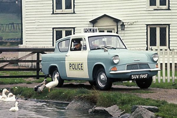 За първи път двигател, наречен Kent, се появява на модела Ford Anglia. По-късно модернизираните му версии за автомобили с предно предаване са наречени Valencia. Компаниите Lotus и Cosworth използват Kent като основа за създаването на форсираните си двигатели Twin Cam и BDA. Двигателят се използва в следните модели: Caterham Seven, Ford Anglia, Capri, Consul Classic, Consul Capri, Corsair, Cortina, Escort, Fiesta, Ka, Orion и Prefect 107E, Lotus Elan и Seven, Marcos GT, Morgan 4/4, TVR 1600M, Grantura и Vixen.