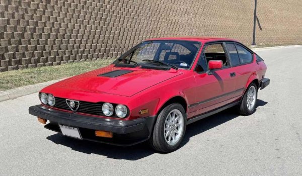 Купето с две врати Alfetta GT, дело на легендарния дизайнер Джорджето Джуджаро, първоначално търпи сериозни критики заради слаби динамични показатели. Всичко обаче се променя през 1980 г. с появата на върховата версия GTV6. Тя получава една от първите модификации на Busso &ndash; 2.5-литров мотор с един разпределителен вал и механично впръскване на горивото Bosch L-Jetronic. Моделът се отличава лесно по специфичната подутина на предния капак. 
