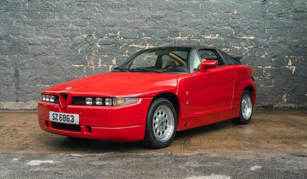 През 1989 г. марката се обединява с историческото каросерийно ателие Zagato, за да създаде безкомпромисен спортен модел. Резултатът е Sprint Zagato (SZ) &ndash; купе на базата на Alfa 75 с толкова специфичен дизайн, че изглежда едновременно странно и прекрасно.
