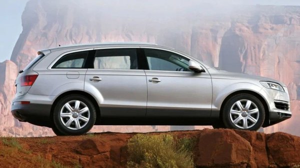 Q7 от първо поколение е оборудван с атмосферен 4.2 FSI V8 двигател, а след фейслифта към него се присъедини 3.0 TFSI V6 с компресор. След 100 000-150 000 километра и двата двигателя да започнат да консумират прекомерно количество масло. Това често е съпроводено със син дим по време на ускорение.

Какво да се направи

Повишеният разход на масло обикновено е свързан с износване на цилиндрово-буталната група: при 4.2 FSI, поради прегряване и драскотини, а при 3.0 TFSI, поради залепване на бутални пръстени и въглеродни отлагания. И двата двигателя са чувствителни към качеството на маслото и интервалите за смяна: колкото по-рядко се сменя маслото, толкова по-висок е рискът от повреда на цилиндрите.

Двигателят 3.0 TFSI е модифициран след 2011 г., но проблемът не е отстранен напълно. За да се намали рискът от разход на масло и износване, смяната трябва да се извършва на всеки 7000-8000 км и да се използват само марки, одобрени от Audi.
