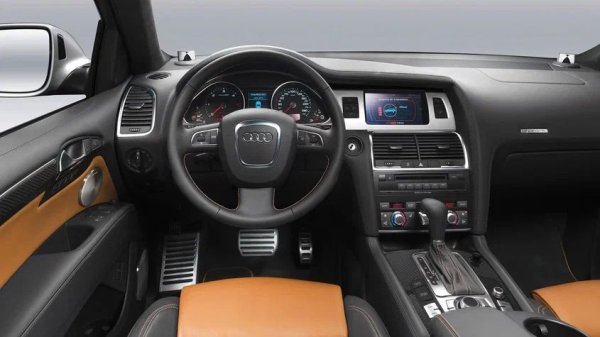 Първото поколение на Q7 е оборудвано и с 3-литрови и 4,2-литрови дизелови двигатели. След 150 000 км много собственици започват да забелязват следи от масло на връзката между двигателя и трансмисията, както и в блока на цилиндрите.

Какво да се направи
Течове могат да възникнат през предните и задните семеринги на коляновия вал, гарнитурите на капака на клапаните и фиксиращите плочи на инжекторите. Основната причина за течове е стареенето на уплътненията и загубата на херметичност поради постоянно излагане на топлина и вибрации.

За да се избегнат сериозни последици, се препоръчва редовно измиване на двигателния отсек и проверка чистотата на картера и корпуса на трансмисията при всяко обслужване. Трябва да се обърне внимание дори на леко "запотяване" - навременната подмяна на гарнитурите ще помогне за предотвратяване на течове.
