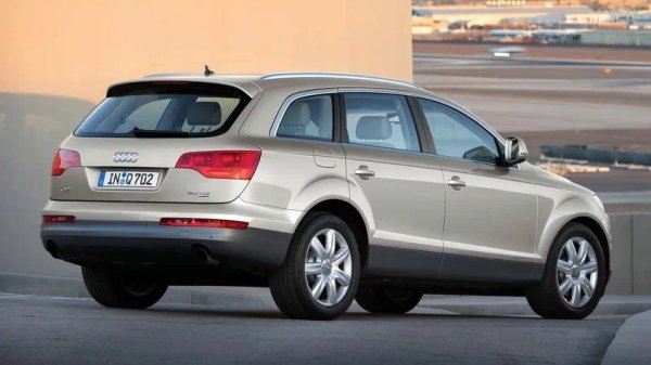 След 100 000 км много собственици изпитват нестабилно поведение на пневматичното окачване: колата може да се наклони на една страна, да се нуждае от повече време за повдигане след нощен престой или да показва грешка в нивото.

Чува се и честа работа на компресора, тъй като той се опитва да компенсира изтичането на въздух. В тежки случаи колата може да спре напълно да се повдига и на таблото ще се появи съобщение за неизправност на окачването.

Какво да се направи

Проблемите могат да бъдат причинени от течове във въздушните възглавници, пукнатини в маркучите и замърсяване на клапанния блок. Постоянната работа може да доведе до прегряване и бърза повреда на компресора.

За да се предотврати това, се препоръчва да се извършва пълна системна диагностика на всеки две години, да се почистват клапаните и да се следи състоянието на уплътненията. При първите признаци на течове е най-добре проблемът да се отстрани незабавно, защото ремонтът на компресора и клапанния блок е скъп.
