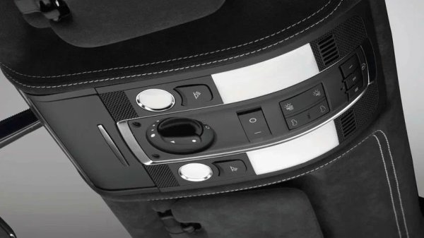 След 5-7 години употреба, някои автомобили започват да изпитват проблеми с електрониката: кодовете за грешки на системата за контрол на стабилността светват произволно, сензорите за паркиране спират да работят или сигналът за безключов достъп изчезва.

Понякога колата не реагира на бутона за стартиране или сензорът за отключване на вратата се поврежда. По-рядко се наблюдават неизправности на ABS и произволно премигващи светлини.

Какво да се направи

Най-честите причини са корозия на контактите и повреда на кабелните снопове. Често срещан проблем е изгнилият заземяващ проводник на лонжерона, който причинява повреди на цялата електроника. Прекъснати проводници, водещи към задните ABS сензори, и повреда на предния паркинг сензор също са често срещани. Системата за безключов достъп страда от влага.

За да се предотвратят повреди, е важно периодично да се проверява състоянието на конекторите и контактите, да се почистват и третират със защитен състав, особено преди зимата.
