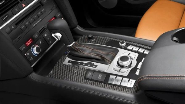 След 150 000 км собствениците често забелязват първите признаци на проблеми с климатроника. Той започва да охлажда слабо, чуват се необичайни шумове от компресора при включване и от вентилационните отвори може да излиза топъл въздух.

Към 200 000 км контролът на температурата или въздушния поток може да се повреди само в една зона. При модели с тризонов климатроник охлаждането на задния ред понякога изчезва.

Какво да се направи

Радиаторът и компресорът на климатика се считат за най-уязвими, особено при бензиновите модели с V8 двигател - прегряването и вибрациите ускоряват износването. Сервомоторите на амортисьорите корозират с времето и се нуждаят от подмяна.

За да се удължи живота на системата, е важно хладилният агент да се сменя на всеки две години, редовно да се почистват кондензатора и изпарителя и да не се оставя климатроникът изключен за дълги периоди от време - периодичното му включване предотвратява заклинването на компресора и изсъхването на уплътненията.
