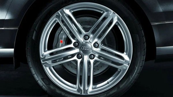 След 60 000-80 000 км, Audi Q7 може да развие леко бръмчене отпред, което се увеличава по интензивност при завъртане на волана или ускорение. С течение на времето този шум е съпроводен с вибрации, усещани във волана и каросерията. След 100 000 км бръмченето може да се появи и отзад, съпроводено с люлеене на каросерията при висока скорост.

Какво да се направи

Причина са износените лагери на колелата, които трябва да се сменят. Предните издържат средно 70 000-80 000 км, а задните около 100 000 км и са по-трудни за подмяна. Шофирането по лоши пътища и повредените прахозащитни маншони ускоряват износването им.