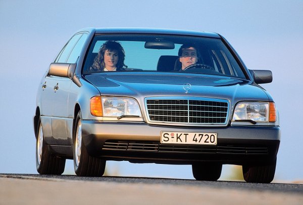 Mercedes влезе „ол-ин“ с W140. За началото на 90-те това беше просто невъобразимо. Mercedes-Benz S-Class е един от първите модели на марката, които получават електрическа CAN шина. Това позволява всички контролни блокове в автомобила да бъдат свързан в мрежа, а това улеснява както диагностиката, така и управлението на системите.

Освен това W140 има самонивелиращо се окачване и хидропневматична адаптивна система за амортисьори и беше първият Mercedes с GPS навигация и гласово управление. Всичко това обаче струва страшно много пари и не може да бъде компенсирано от продажбите на модела.
