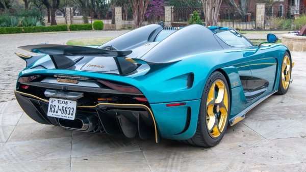 Всеки автомобил на Koenigsegg изглежда екстремен. Но Regera беше колата, с която шведската компания игра ва-банк. Бяха произведени общо 80 екземпляра, всеки от които струваше 1,8 милиона долара. Хибридното задвижване осигурява 1797 к.с., като 5,0-литровият V8 развива 1100 к.с., а три електрически мотора произвеждат останалите 697 к.с.

В допълнение към регулируемите аеродинамични крила и широкото използване на въглеродни влакна и титан, Koenigsegg разработи и задвижваща система специално за Regera. Нарича се Koenigsegg Direct Drive (KDD). Това е трансмисия с фиксирана предавка и една скорост. Хидравличният съединител позволява свързване и разединяване от задвижващия вал на двигателя в зависимост от скоростта на въртене.

