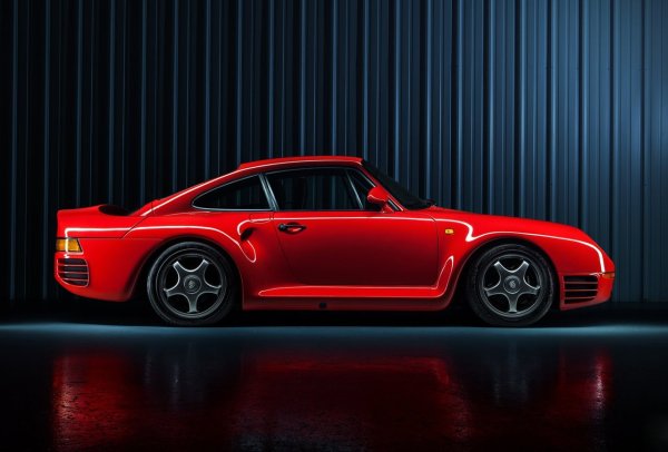 Porsche 959 представлява въплъщение на инженерното съвършенство на компанията. Освен това е един от най-технологично напредналите пътни автомобили на своето време.

В допълнение към своя шестцилиндров двигател с мощност 444 конски сили и уникална система за задвижване на четирите колела, 959 има специална шестстепенна ръчна скоростна кутия с по-високо монтирана първа предавка. 

Най-впечатляващата и сложна част от 959 обаче са бордовите компютри. В колата има седем от тях и всеки контролира турбината, окачването и други системи. Казват, че всеки такъв контролен блок струва 10 000 долара.
