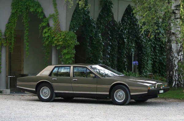 Aston Martin твърди, че една Lagonda изисква 2200 човекочаса, за да бъде построева. В допълнение към ивженерното майсторство, вложено в създаването на колата, сложната електроника на Lagonda също изиграва много важна роля.

Когато колата дебютира за първи път, тя има сензорни контроли и цифрово приборен панел. По-късните модели премахват това управление, но цифровият инструментален панел остава.
