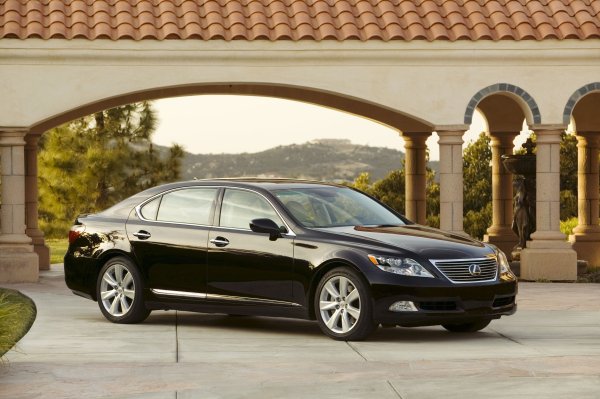 Мощност и ефективност в един пакет са забележителна комбинация, но това е, което Lexus рекламира, когато представи хибридна версия на своя флагман LS седан през 2008 г. Lexus LS 600h L беше най-скъпата кола в Япония по това време и един от най-сложните модели на марката.

Използвайки технологията Toyota Hybrid Synergy Drive, електрически мотор, произвеждащ 221 к.с., беше прикрепен към 5,0-литровия V8 LS. В резултат на това общата мощност на задвижващата система е 438 к.с. Освен това колата получава сложна трансмисия и система за задвижване на всички колела.

Lexus също така иска колата да бъде много тиха и затова инженерите фино настройват зъбците на трансмисията с невероятна прецизност, така че дори най-малките части да не издават звук или вибрации.
