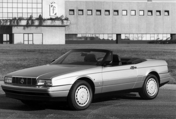 Allante има почетно място в този списък просто поради сложността на производствения процес. В края на 1985 г. GM подписва договор за 100 милиона долара с Alitalia и Lufthansa Airlines. Така компанията може да започне един от най-сложните и неефективни процеси да създаване и производство на един модел, които можете да си представите. Целият този процес беше наречен „въздушен мост Allante“ и се смята за най-дългата производствена линия в света.

Allanté е проектиран и произведен в Торино (Италия) от ателието Pininfarina, което сключва договор с Cadillac за производство на кабриолети. След това каросериите се изпращат до летището в Торино, а оттам специално оборудвани Boeing 747 доставят недовършения Allante до международното летище в Детройт. Пристигайки там, колите се товарят на камиони и се откарват в завода за сглобяване на GM.
