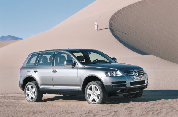 В началото на века Volkswagen създава един от най-известните и нестандартни дизели в историята си. През 2002 г. новият кросовър Touareg получава уникалния V10 TDI с директно впръскване на горивото Благодарение на двата турбокомпресора Garret моторът с обем 5,0 литра предлага 313 к.с. и 750 Нм въртящ момент. С този агрегат Touareg ускорява от 0 до 100 км/ч за 7,8 секунди.

През 2006 г. във Volkswagen решават да повишат интереса към екзотичния супердизел и показват как сериен Touareg V10 TDI тегли самолет Boeing 747, чието тегло е 155 тона. Всъдеходът се справя, като издърпва авиолайнера на 150 метра, а техническият преглед след това показва, че по автомобила няма никакви неизправности.
