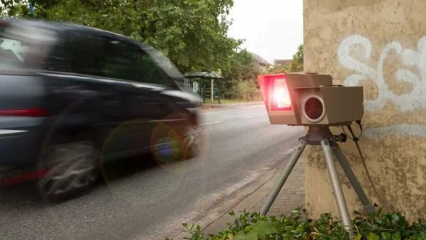 Вероятно при някой от радарите на пътя може да имате голям късмет и да преминете в тъмното със скорост над разрешената, без да видите как светкавицата осветява автомобила ви. Като цяло обаче това е малко вероятно, защото устройствата за заснемане работят 24 часа в денонощието. И за тях няма значение дали вали сняг или дъжд. 