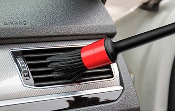 Достигането до тези труднодостъпни места може да бъде особено трудно, но просто решение може да се намери в кухненското чекмедже, детска стая или чанта. Четка за рисуване или дори грим може лесно да се побере между вентилационните отвори и да премахне праха. След това използвайте прахосмукачка, за да почистите изцяло колата от всички останали прахови частици.
