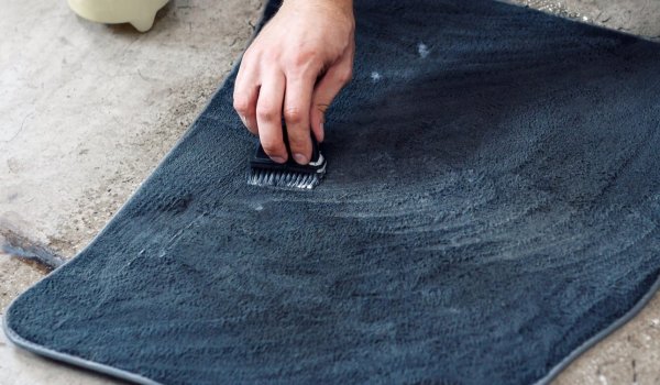 След зимата подовите постелки могат да се покрият със залепнала мръсотия, листа и петна от вода. За бързо, дълбоко почистване, вместо да се опитвате да ги измиете с маркуч, използвайте препарат за премахване на петна – същият вид, който използвате за килимите в дома си. След като оставите стелките да се накиснат малко в разгвор с продукта, избършете ги с четка и изплакнете обилно с вода. Ще видите огромна разлика.
