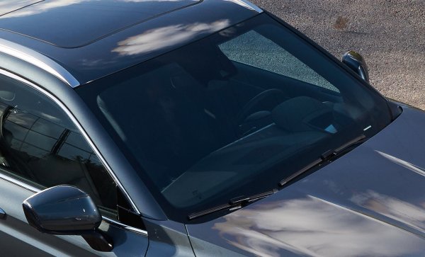 След зимата си струва да измиете старателно предното стъкло не само отвън, но и отвътре. Най-лесният начин да се отървете от отлаганията по предното стъкло е да го избършете със спиртен разтвор. Отмива добре всички замърсявания и не оставя ивици, които могат да блестят на слънце.
