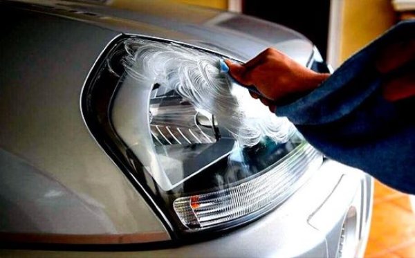 След зимата оптиката на автомобила може да избледнее. Старият доказан метод ще ви помогне да го възстановите до чистота. Нанесете паста за зъби върху кърпа и избършете фаровете и задните светлини, след което изплакнете обилно с вода.