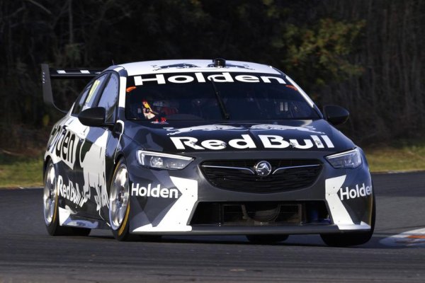 За съжаление, след затварянето на фабриките през 2017 г., Holden оцеля единствено чрез продажбата на преобразувани модели на Opel и Chevrolet. Такъв е и този Commodore ZB: модифициран в Австралия и струващ 645 000 долара, състезателният лифтбек по същество е леко модифициран Opel Insignia. И едва не загуби основната особеност на Commodore: компанията искаше да премахне двигателя на Chevrolet V8 и да го замени с twin-turbo V6. Commodore ZB показа отлични резултати в състезанията, а отборът гледаше с увереност към бъдещето. Сега обаче изглежда, че с излизането на Holden от шампионата автомобилите на Ford ще вземат дългоочаквана историческа победа.