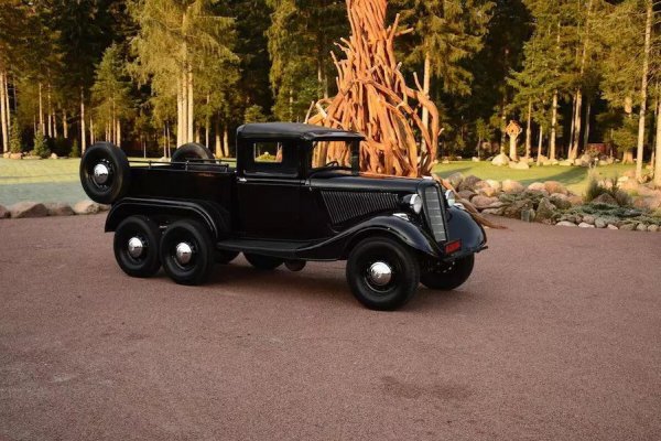 Друг модел с три оси и колесна формула (6x4)x4. Този пикап има 10 колела и две задвижващи задни оси, като четири колела са поставени на дъното, което подобрява проходимостта му.