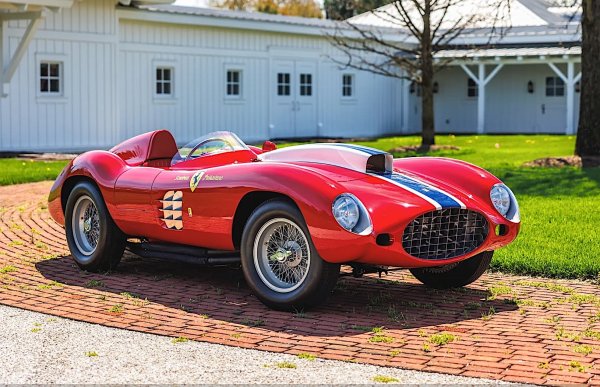 Това Ferrari 410 Sport Spider by Scaglietti от моделната 1955 година беше продадено на аукциона на RM Sotheby&rsquo;s в средата на август. Автомобилът е управляван от легендарния Карол Шелби до крайната победа на шосейните състезания в Палм Спрингс през 1956-та.
