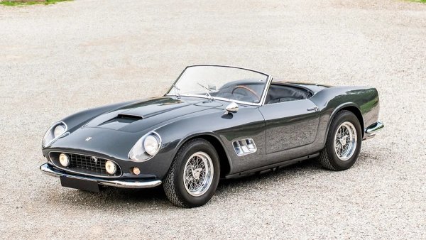 Моделът от 1960-та година е първият произведен екземпляр от Ferrari 250 GT SWB California Spider късата база от общо 56 сглобени. Имал е само 5 собственикът, като последният от тях - германската футболна легенда Михаел Балак, го продава на търга на RM Sotheby's в Монтерей през август.

