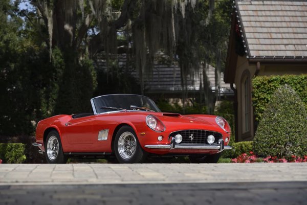 Това е най-скъпият автомобил, продаден на търг през 2024 година. Той е от моделната 1963-та и е точно обратното на предишния в галерията - последният произведен SWB California Spider. Продаден е на аукциона на Mecum в Кисими, Флорида, през януари. 