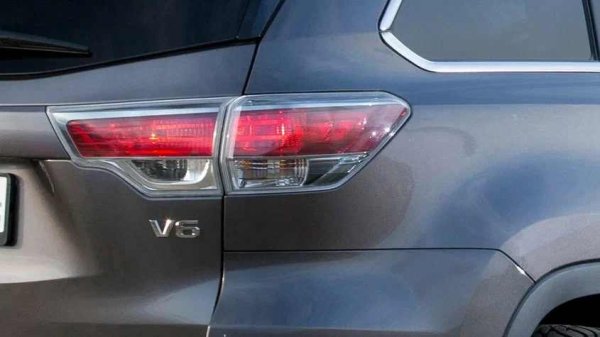 Този дефект се среща при версиите преди фейслифта с 3.5-литровия V6 двигател с код 2GR-FE. Основните симптоми са прогресиращ разход на моторно масло и осезаема загуба на мощност. В напреднал стадий моторът започва да прекъсва и да работи на три или четири цилиндъра заради сериозен спад на компресията в петия, а при работа на празен ход се чуват странични метални почуквания.

Какво да се направи

Обикновено вината е в спецификата на охлаждането при V-образния блок и локалното прегряване на задната редица цилиндри. Проблемът се задълбочава и от каране с некачествено гориво или твърде рядка смяна на маслото.

За да намалите риска от надраскване на цилиндрите (задиране), е изключително важно редовно да почиствате и обслужвате охладителната система, да зареждате качествено гориво и да сменяте моторното масло по-често от предписания от производителя интервал.
