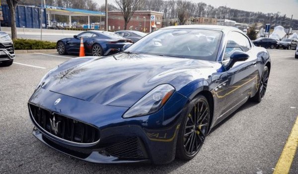 Цена: 178 000 евро
Новата гама на Maserati е готова за всякакви нови приумици на политиците - тя има и чисто електрически версии, наречени Folgore, и варианти с добрия стар (макар че в случая е чисто нов) бензинов V6. Modena прави 0-100 км/ч за 3.9 секунди и развива 302 км/ч максимална скорост. 
