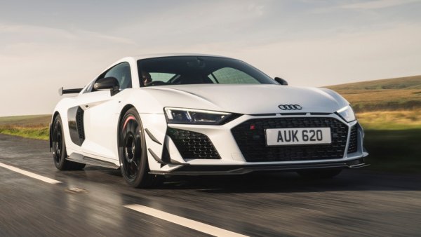 Цена: 191 600 евро
На фона на останалите в тази класация, първата суперкола на Audi изглежда изгодна почти като Dacia: 191 600 евро стартова цена за версията със задвижване на четирите колела. Последен шанс, защото производството на този модел приключи окончателно през март. 
