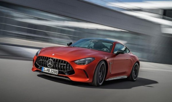 Цена: 217 000 eвро
AMG GT съществува и в по-достъпни варианти - например като "евтиния" 63 Plus, който започва от 198 557 евро и се нуждае от 10.9 секунди за 0-200 км/ч. Цели шестима български клиенти са си купили по една бройка от него тази година, но само един засега има върховия 63 S E Performance. 
