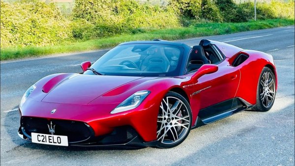 Цена: 280 000 евро
Cielo е откритата версия на новата суперкола на Maserati. Новаторският V6 двигател тук с обем 3000 куб. см развива 630 конски сили, над 320 км/ч максимална скорост и 0-100 км/ч за 2.9 секунди.
