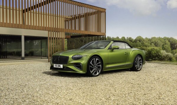 Цена: 291 300 евро
И тук кабрио вариантът е значително по-скъп от онзи с неподвижен покрив. Способностите са обаче почти идентични: 285 км/ч максимална скорост, 3.2 секунди от 0 до 100 км/ч, при това постигани в условия на безукорен комфорт. 
