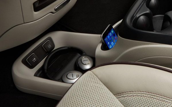 Миниванът на Chrysler от наши дни отдава почит на предшествениците си по доста фин начин: гумената подложка под централната конзола е гравирана с контурите на някои от предходните поколение на модела. Специалисти забелязват, че става въпрос за генерации 1, 4 и 5, но не е ясно къде са 2 и 3.