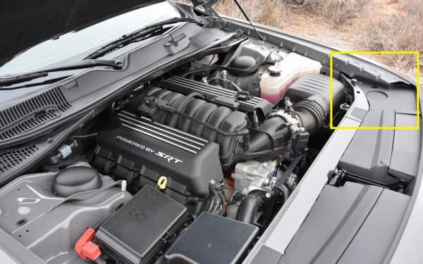 След години, когато някои реши да възстановява Challenger от моделната 2020 година и отвори капака, може би ще се чуди къде да остави кенчето си с бира. От Dodge са предвидили това: с цели две подложки за чаши, интегрирани в пластмасовия панел над решетката.