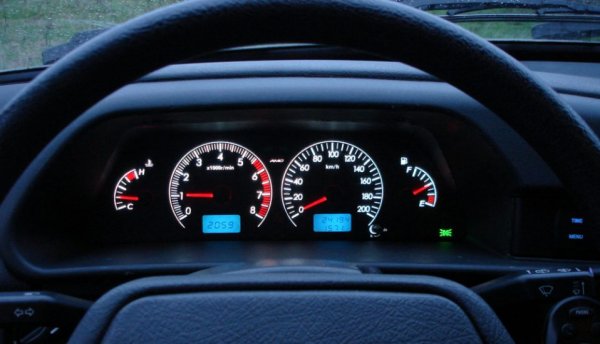 Все повече компании залагат на екрани, които заменят конвенционалните панели със стрелки и механични бутони. Скоро, уверяват експертите, пред всеки шофьор ще има само голям цветен дисплей, който ще показва всички необходими данни, а също така ще играе ролята на един вид контролен елемент за всички системи на автомобила.