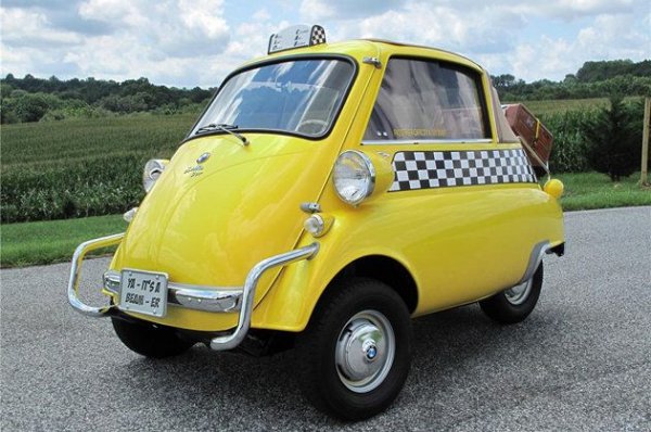 Най-необикновеното BMW в историята служи и за таксиметров превоз. Наистина не може да наречете този автомобил просторен, но в града той маневрира перфектно и не заема много място за паркиране.