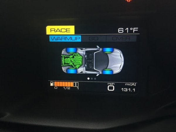 Тази технология идва от Формула 1. На приборния панел се извежда информация за състоянието на основните системи на автомобила.