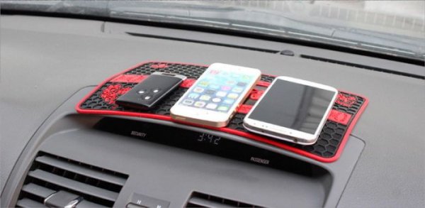 Стойки за съвременните смартфони се предлагат под път и над път, но монтирането им в салона често намалява обзора на шофьора, а и се ползват за различни от тази джаджа цели. Може да поставите смартфона си върху този силиконов държач под формата на килимче, вместо да го слагате в някои от нишите в салона и да рискувате да повредите корпуса му.