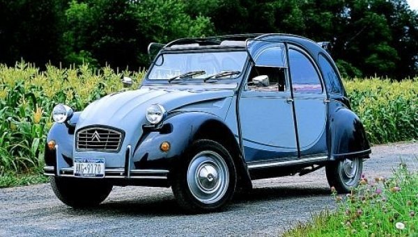 Съдбата на &bdquo;Грозното пате&rdquo; е легенда, моделът е замислен преди началото на Втората световна война, но става бестселър в първите мирни години и се произвежда от 1948 до 1990. Един от символите на Citroen.